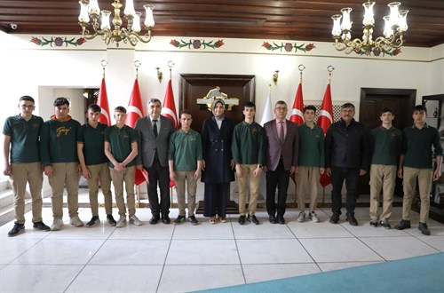 Vali Yiğitbaşı Meslek Lisesi Öğrencilerini Kabul Etti