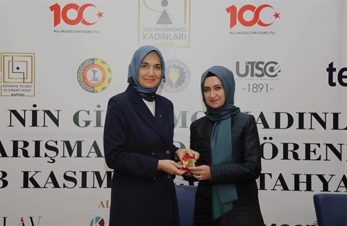 Vali Yiğitbaşı Ege'nin Girişimci Kadınları Yarışması'nın ödül törenine katıldı