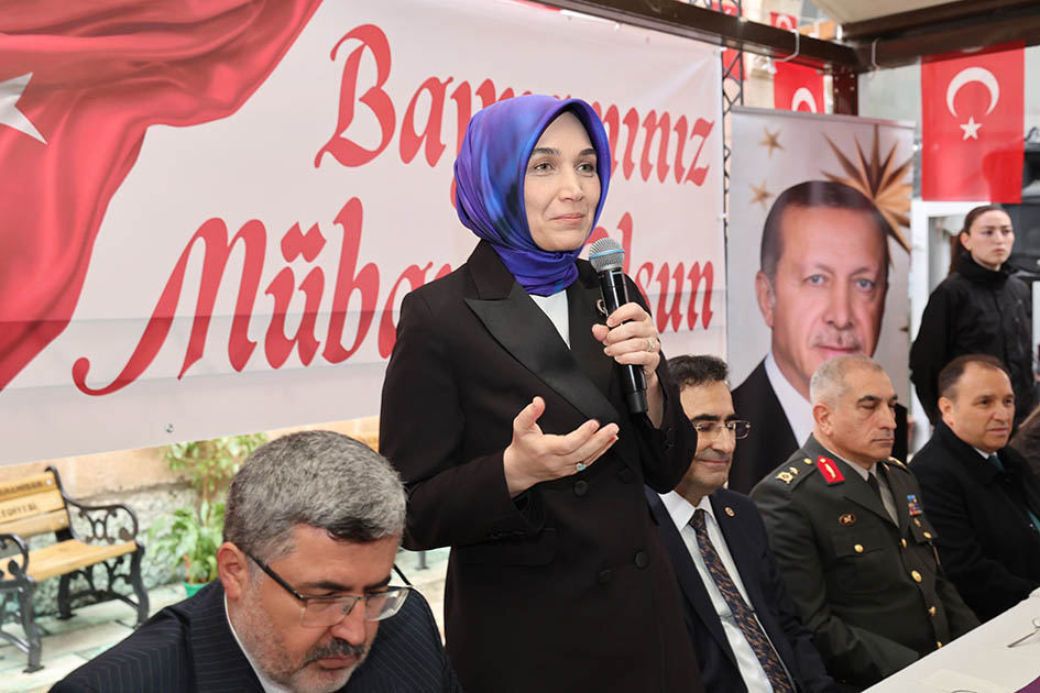 Vali Yiğitbaşı ve Protokol Üyeleri Taş Medrese’de Bayramlaştı